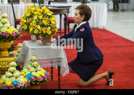 Bangkok, Thailand. 9. Oktober 2014. Ein Vertreter des thailändischen Roten Kreuzes Blätter Blumen für Bhumibol Adulyadej, der König von Thailand in der Lobby des Siriraj Krankenhaus. Der König wurde seit dem 4. Oktober ins Krankenhaus eingeliefert und operiert Notfall Gallenblase entfernen Okt. 5. Der König ist auch bekannt als Rama IX, denn er ist der neunte Herrscher der Chakri-Dynastie. Bildnachweis: ZUMA Press, Inc./Alamy Live-Nachrichten Stockfoto