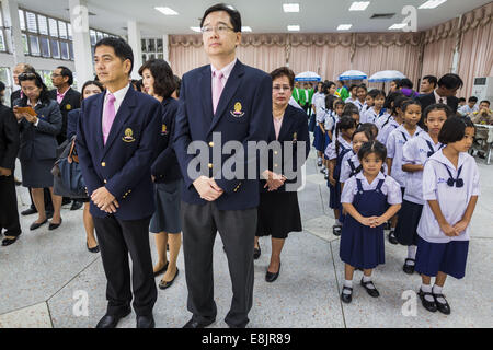 Bangkok, Thailand. 9. Oktober 2014. Geschäftsleute und Schulkinder Line-up in der Lobby des Siriraj Krankenhaus um sich Karten für Bhumibol Adulyadej, der König von Thailand. Der König wurde seit dem 4. Oktober ins Krankenhaus eingeliefert und operiert Notfall Gallenblase entfernen Okt. 5. Der König ist auch bekannt als Rama IX, denn er ist der neunte Herrscher der Chakri-Dynastie. Bildnachweis: ZUMA Press, Inc./Alamy Live-Nachrichten Stockfoto