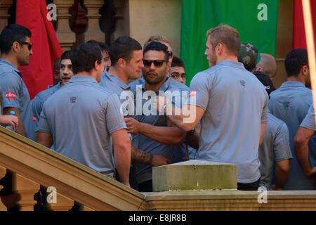 Sydney, NSW, Australien. 9. Oktober 2014. Nach dem Gewinn der NRL großartige Endrunde, South Sydney Rabbitohs die Schlüssel der Stadt Sydney durch den Oberbürgermeister in einer Feierstunde in Sydney Square beobachtet von den Fans des Rugby-Teams gegeben. Abgebildet sind South Sydney Rabbitohs Spieler. Copyright Credit: 2014 Richard Milnes/Alamy Live-Nachrichten. Stockfoto