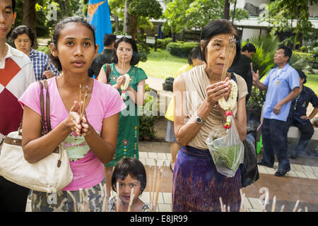 Bangkok, Thailand. 9. Oktober 2014. Frauen beten für Bhumibol Adulyadej, der König von Thailand im Hof am Siriraj Hospital. Der König hat am Siriraj Hospital seit dem 4. Oktober ins Krankenhaus eingeliefert worden und unterzog sich Notfall Gallenblasen-Entfernung Operation Okt. 5. Der König ist auch bekannt als Rama IX, denn er ist der neunte Herrscher der Chakri-Dynastie. Bildnachweis: ZUMA Press, Inc./Alamy Live-Nachrichten Stockfoto