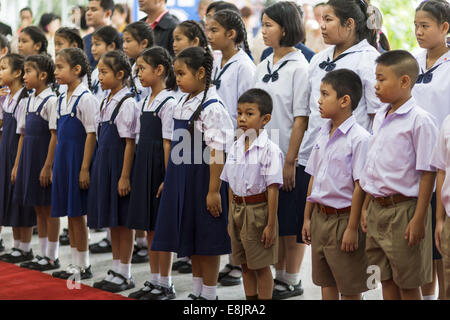 Bangkok, Thailand. 9. Oktober 2014. Schulkinder-Linie bis Angebot bekommen will auch Bhumibol Adulyadej, der König von Thailand. Der König hat am Siriraj Hospital seit dem 4. Oktober ins Krankenhaus eingeliefert worden und unterzog sich Notfall Gallenblasen-Entfernung Operation Okt. 5. Der König ist auch bekannt als Rama IX, denn er ist der neunte Herrscher der Chakri-Dynastie. Bildnachweis: ZUMA Press, Inc./Alamy Live-Nachrichten Stockfoto