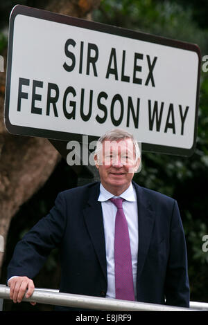 Sir Alex Ferguson an einer Zeremonie in der Nähe von Old Trafford Fußballstadion benennen.  Montag, 14. Oktober 2013. Sir Alex Ferguson Weg Stockfoto