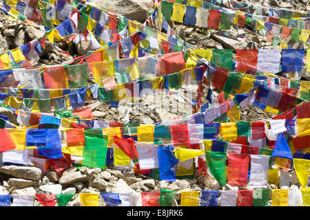 Tibetisch-buddhistische Gebetsfahnen an der Spitze der Khardung La, die höchste befahrbare Straße der Welt in Ladakh, Indien Stockfoto