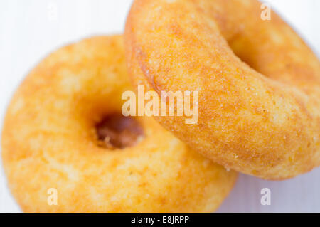 Zwei Krapfen auf die Tischplatte im Fokus Stockfoto