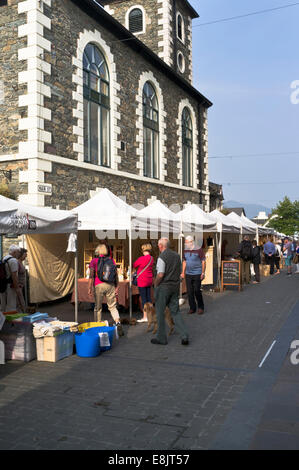 dh KESWICK SEENPLATTE touristische Menschen Keswick Markt von Moot Hall Stockfoto