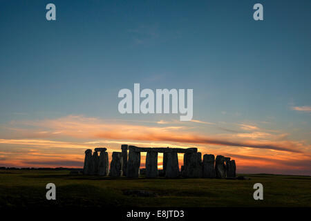 Stonehenge mit Winter-Sonnenwende Sonnenuntergang (simuliert), keine Menschen Stockfoto