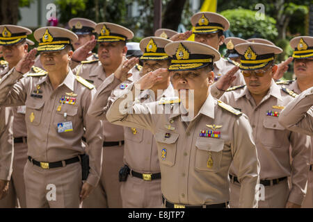 Bangkok, Thailand. 9. Oktober 2014. Offiziere der Royal Thai Navy Salute vor dem beten für Bhumibol Adulyadej, der König von Thailand im Siriraj Hospital. Der König hat am Siriraj Hospital seit dem 4. Oktober ins Krankenhaus eingeliefert worden und unterzog sich Notfall Gallenblasen-Entfernung Operation Okt. 5. Der König ist auch bekannt als Rama IX, denn er ist der neunte Herrscher der Chakri-Dynastie. Bildnachweis: ZUMA Press, Inc./Alamy Live-Nachrichten Stockfoto