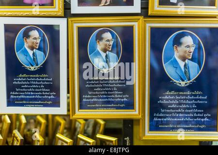 Bangkok, Thailand. 9. Oktober 2014. Porträts von Bhumibol Adulyadej, der König von Thailand zu verkaufen in der Nähe von Siriraj Krankenhaus. Der König hat am Siriraj Hospital seit dem 4. Oktober ins Krankenhaus eingeliefert worden und unterzog sich Notfall Gallenblasen-Entfernung Operation Okt. 5. Der König ist auch bekannt als Rama IX, denn er ist der neunte Herrscher der Chakri-Dynastie. Bildnachweis: ZUMA Press, Inc./Alamy Live-Nachrichten Stockfoto