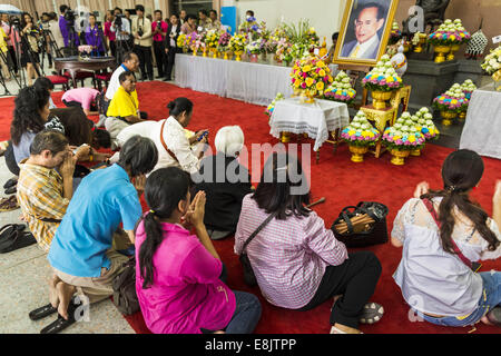 Bangkok, Thailand. 9. Oktober 2014. Menschen beten für Bhumibol Adulyadej, der König von Thailand in der Lobby des Siriraj Krankenhaus. Der König hat am Siriraj Hospital seit dem 4. Oktober ins Krankenhaus eingeliefert worden und unterzog sich Notfall Gallenblasen-Entfernung Operation Okt. 5. Der König ist auch bekannt als Rama IX, denn er ist der neunte Herrscher der Chakri-Dynastie. Bildnachweis: ZUMA Press, Inc./Alamy Live-Nachrichten Stockfoto