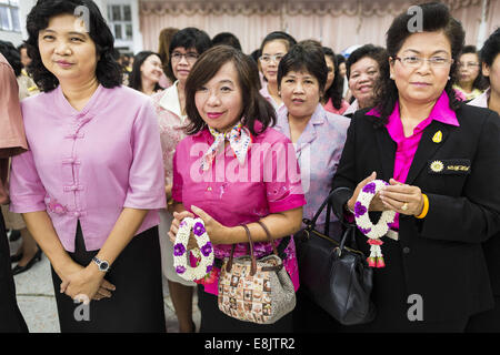 Bangkok, Thailand. 9. Oktober 2014. Frauen Line-up für Bhumibol Adulyadej, der König von Thailand in der Lobby des Siriraj Krankenhauses zu beten. Der König hat am Siriraj Hospital seit dem 4. Oktober ins Krankenhaus eingeliefert worden und unterzog sich Notfall Gallenblasen-Entfernung Operation Okt. 5. Der König ist auch bekannt als Rama IX, denn er ist der neunte Herrscher der Chakri-Dynastie. Bildnachweis: ZUMA Press, Inc./Alamy Live-Nachrichten Stockfoto