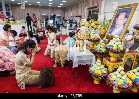 Bangkok, Thailand. 9. Oktober 2014. Menschen beten für Bhumibol Adulyadej, der König von Thailand in der Lobby des Siriraj Krankenhaus. Der König hat am Siriraj Hospital seit dem 4. Oktober ins Krankenhaus eingeliefert worden und unterzog sich Notfall Gallenblasen-Entfernung Operation Okt. 5. Der König ist auch bekannt als Rama IX, denn er ist der neunte Herrscher der Chakri-Dynastie. Bildnachweis: ZUMA Press, Inc./Alamy Live-Nachrichten Stockfoto