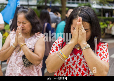 Bangkok, Thailand. 9. Oktober 2014. Frauen beten für Bhumibol Adulyadej, der König von Thailand im Hof am Siriraj Hospital. Der König hat am Siriraj Hospital seit dem 4. Oktober ins Krankenhaus eingeliefert worden und unterzog sich Notfall Gallenblasen-Entfernung Operation Okt. 5. Der König ist auch bekannt als Rama IX, denn er ist der neunte Herrscher der Chakri-Dynastie. Bildnachweis: ZUMA Press, Inc./Alamy Live-Nachrichten Stockfoto