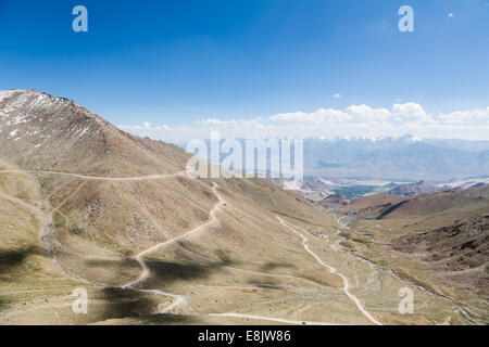 Khardung La Pass (5602m) zwischen Leh und Nubra Tal in Ladakh Indien. Dies ist die höchste befahrbare Straße der Welt Stockfoto