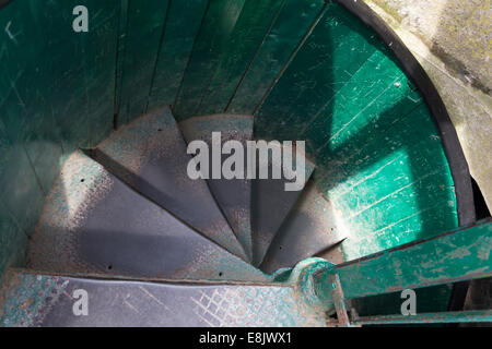 Hohe Betrachtungswinkel und einer Stahl Wendeltreppe in Darwen Tower aka Jubiläum Turm in der Nähe von Darwen, Lancashire. Stockfoto