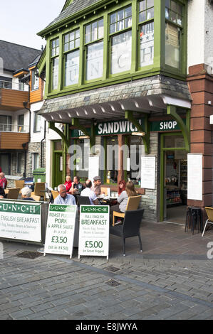 dh Sandwick Shop KESWICK Seengebiet Menschen, die im freien Frühstück Keswick Hauptstraße Stockfoto