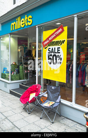 dh Millets SHOP UK Ladenfront Sommerverkauf endgültige Ermäßigungen Schild für Außenlager Stockfoto