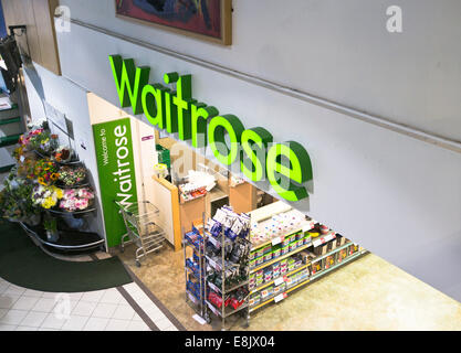 Dh wenig Waitrose store WAITROSE UK Autobahn M42 Service station Store Anmelden Shop Eingang shopfront Außen Stockfoto