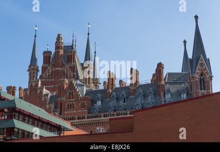 das Dach des St. Pancras Renaissance Hotel und dem Bahnhof, London, UK - gesehen vom Hof der British Library Stockfoto