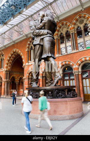 Innenraum des Bahnhofs St. Pancras International, London, UK mit dem Kunstwerk "Treffpunkt" von Paul Day Stockfoto