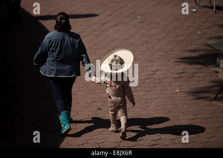 Eine Frau führt ein Baby Charro hält seine Hand an die Lienzo Charro del Peñon in Mexiko-Stadt, Dienstag, 29. Januar 2104. Stockfoto
