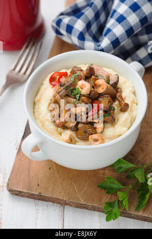 Polenta mit Pilzen und Zwiebeln Stockfoto