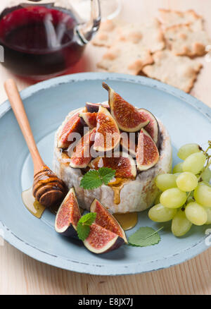 Feigen, Honig und Camembert Käse. Stockfoto