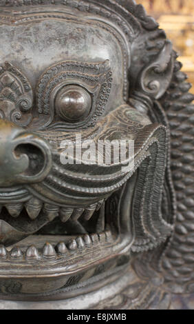 Guardian Lion Bronzestatue außerhalb Wat Phra Kaew, der Grand Palace, Bangkok, Thailand Stockfoto