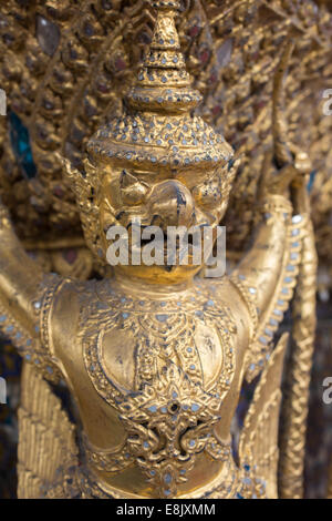 Details der Garuda vor dem Tempel des Smaragd-Buddha, dem Grand Palace, Bangkok, Thailand. Stockfoto