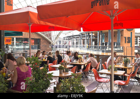 dh Giraffe Café CABOT CIRCUS BRISTOL Junge Menschen essen im Einkaufszentrum Interieur uk Restaurant Stockfoto