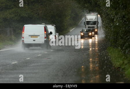 Hensol, Wales, UK. 9. Oktober 2014. Großbritannien Wetter. Eine kleine Schlange des Verkehrs wird als Autos Reisen durch eine teilweise überfluteten Landstraße in der Nähe des Dorfes Hensol in Süd-Wales gebildet.  Re: Starke Winde und schwere Regen hat Auswirkungen auf Teile des Vereinigten Königreichs. Bildnachweis: D Legakis/Alamy Live-Nachrichten Stockfoto