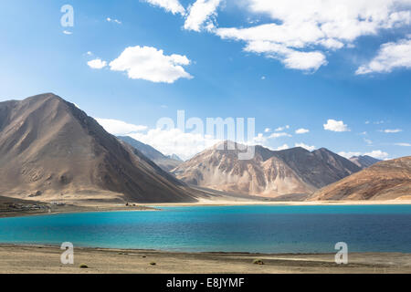 Atemberaubende Pangong See in Ladakh, Indien. Der See grenzt an Tibet in China. Stockfoto