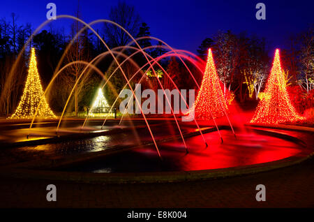 Wunderschön eingerichtete Weihnachtsbeleuchtung und Brunnen für die Ferienzeit. Stockfoto