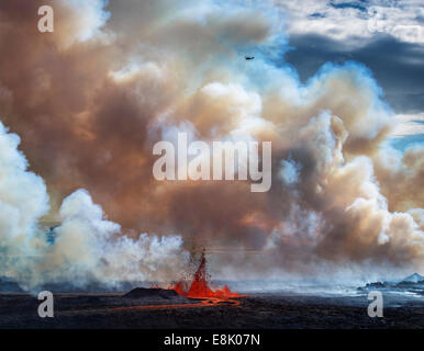 Vulkanausbruch, Bardarbunga Holuhraun - in der Nähe des Vulkan, Island. Dicke Schwaden und Fontänen mit einem kleinen Flugzeug. Stockfoto