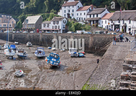 Ebbe im Hafen in der kleinen Stadt von Lynmouth in Nord-Devon liegt am Rand von Exmoor Stockfoto