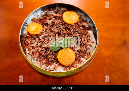 Tiramisu im Becher von Physalis und Minze dekoriert Stockfoto