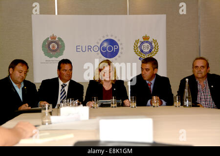 Gibraltar. 9. Oktober 2014. Anna Nellberg, Präsident der European Confederation of Police, Eurocop heute im Atlas Konferenzraum Sunborn Hotel in Gibraltar traf sich mit Vertretern aus Verbänden, The Royal Gibraltar Police, Gibraltar Verteidigung Police, spanische Guardia Civil und spanische Polizei Offiziere aus. In die erste Sitzung diskutierten heute Gibraltars vorgeschlagene Anwendung in dem Europäischen Dachverband in den Mittelpunkt. Was ein wichtiger Meilenstein für Spanisch und Gibraltar Strafverfolgungsbehörden ist erlaubt die Sitzung Gespräche zwischen beiden Seiten zu öffnen Stockfoto