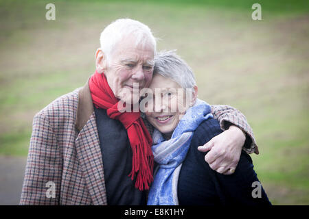 Gedächtnis der Alzheimer Gesellschaft in Heaton Park, Manchester gehen. Schauspieler Tony Booth, der Demenz und Frau Steph hat Stockfoto