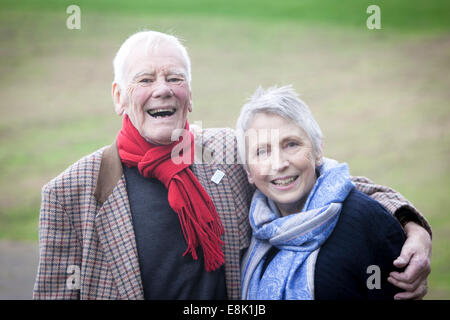 Gedächtnis der Alzheimer Gesellschaft in Heaton Park, Manchester gehen. Schauspieler Tony Booth, der Demenz und Frau Steph hat Stockfoto