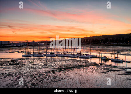 Sonnenuntergang mit Ankern Yachten an Port Solent, UK Stockfoto