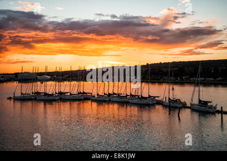 Sonnenuntergang mit Ankern Yachten an Port Solent, UK Stockfoto