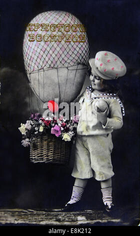 1. Dezember 2009 - Ostern Gruß Postkarte gedruckt in Russland zeigt Mädchen mit Geschenken und Ei, ca. 1908 (Credit-Bild: © Igor Golovniov/ZUMA Wire/ZUMAPRESS.com) Stockfoto