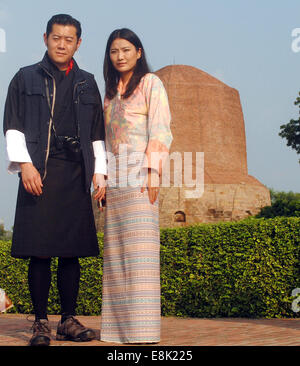 Varanasi, Indien. 9. Oktober 2014. König von Bhutan Jigme Khesar Namgyel Wangchuck und seine Frau Königin Jetsun Pema posieren für Fotos vor Dhamekh Stupa in Sarnath-Tempel in Varanasi, Uttar Pradesh, Indien, am 9. Oktober 2014. Bildnachweis: Stringer/Xinhua/Alamy Live-Nachrichten Stockfoto