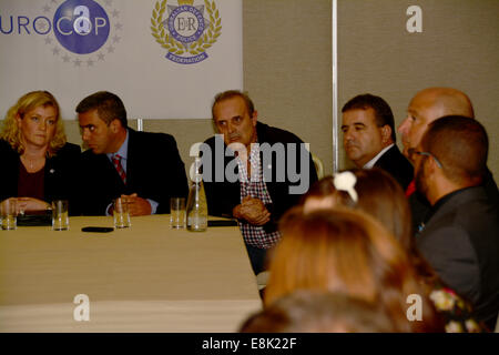 Gibraltar. 9. Oktober 2014. Ramon Rodriguez Prendes repräsentieren die Guardia Civil Punkte des gegenseitigen Verständnisses zu erklären. Anna Nellberg (links) Präsident der European Confederation of Police, Eurocop heute im Atlas Konferenzraum Sunborn Hotel in Gibraltar traf sich mit Vertretern aus Verbänden, The Royal Gibraltar Police, Gibraltar Verteidigung Police, spanische Guardia Civil und spanische Polizei Offiziere aus. Stockfoto