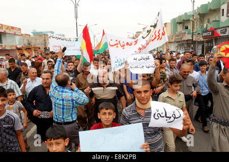 Kirkuk, Irak. 9. Oktober 2014. Kurdische Demonstranten rufen Parolen während einer Anti-Islamischen Staat (IS) Protest in der Stadt Kirkuk, Nordirak, am 9. Oktober 2014. Hunderte von kurdischen Demonstranten besuchen eine Demonstration in der Verurteilung von verschlechterten Rahmenbedingungen und Schwierigkeiten erlitten durch die Kurden in der Stadt Kobani in Nordsyrien infolge der Angriffe von IS. Bildnachweis: Xinhua/Alamy Live-Nachrichten Stockfoto