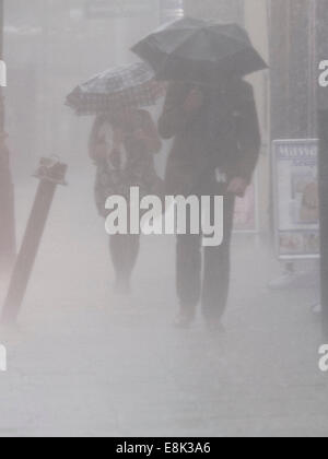 London, UK. 9. Oktober 2014. Fußgänger mit Sonnenschirmen in Starkregen Regengüsse gefangen. Bildnachweis: Amer Ghazzal/Alamy Live-Nachrichten Stockfoto