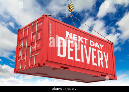 Lieferung am nächsten Tag - Red Cargo-Container hängen. Stockfoto