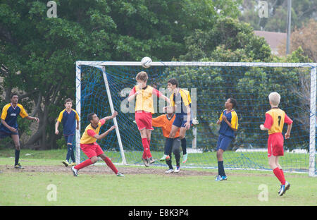 Junior Soccer Spieler Position den Ball vor dem Tor, Cape Town, Südafrika Stockfoto