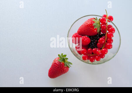 Rote Früchte in eine Schüssel geben. Stockfoto