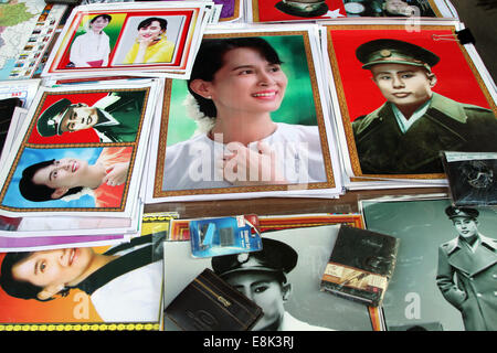 Plakate der Oppositionsführerin Aung San Suu Kyi und ihren verstorbenen Vater, Unabhängigkeit Held Aung San, auf Verkauf in Rangoon, Birma Stockfoto