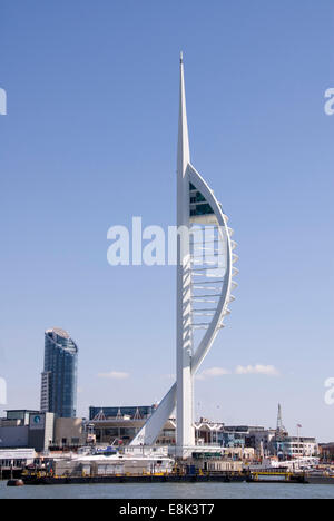 Portsmouth Harbour, UK 2. April 2013: Spinnaker Tower und Gunwharf Quays angesehen, aus dem Wasser Stockfoto